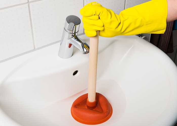 Чем и как прочистить канализационные трубы в частном доме: виды засоров + лучшие методы