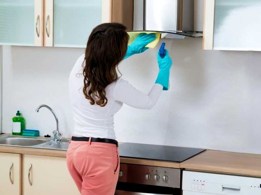 Как очистить вытяжку на кухне от жира: обзор средств