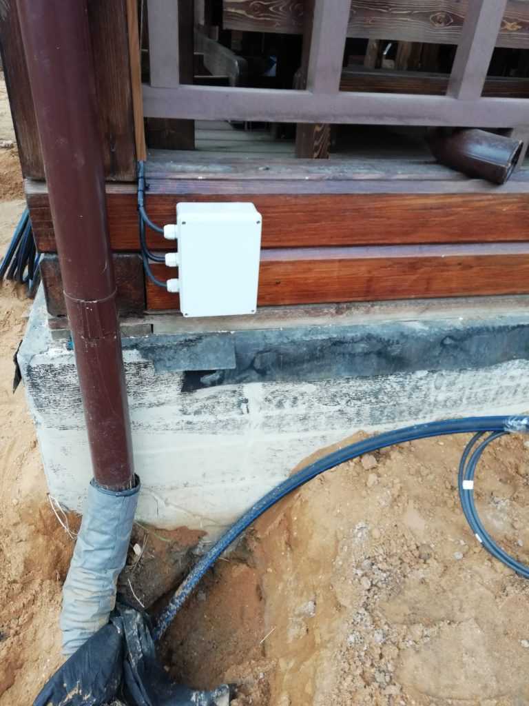Прокладка кабеля в земле при помощи пнд трубы