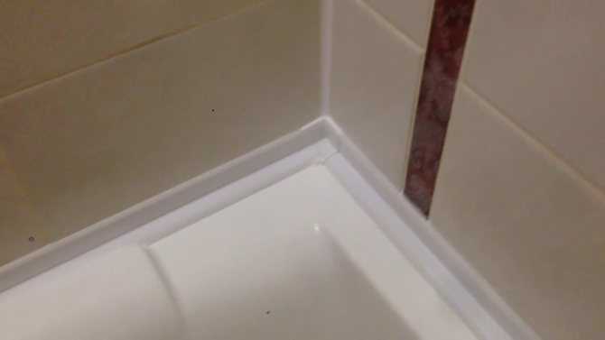 Бордюры для ванны — технология монтажа пластикового и керамического уголка