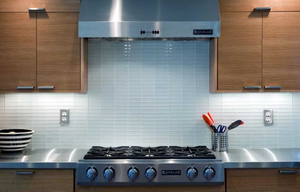 Перенос газовой плиты в пределах кухни и в другую комнату: правила переноса и порядок его согласования
