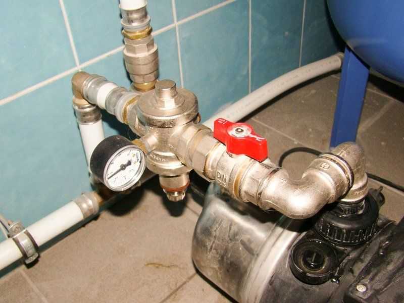 Нормативы на давление воды в водопроводе в квартире + как его измерить и что делать, если нет напора