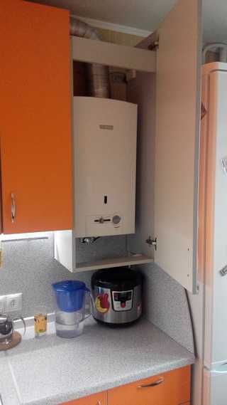 Газовая колонка в хрущевке: как скрыть оборудование, где расположить, дизайн с кухонной мебелью и холодильником, меры безопасности