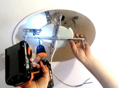 Установка светильников в натяжной потолок (схемы + видео инструкции).