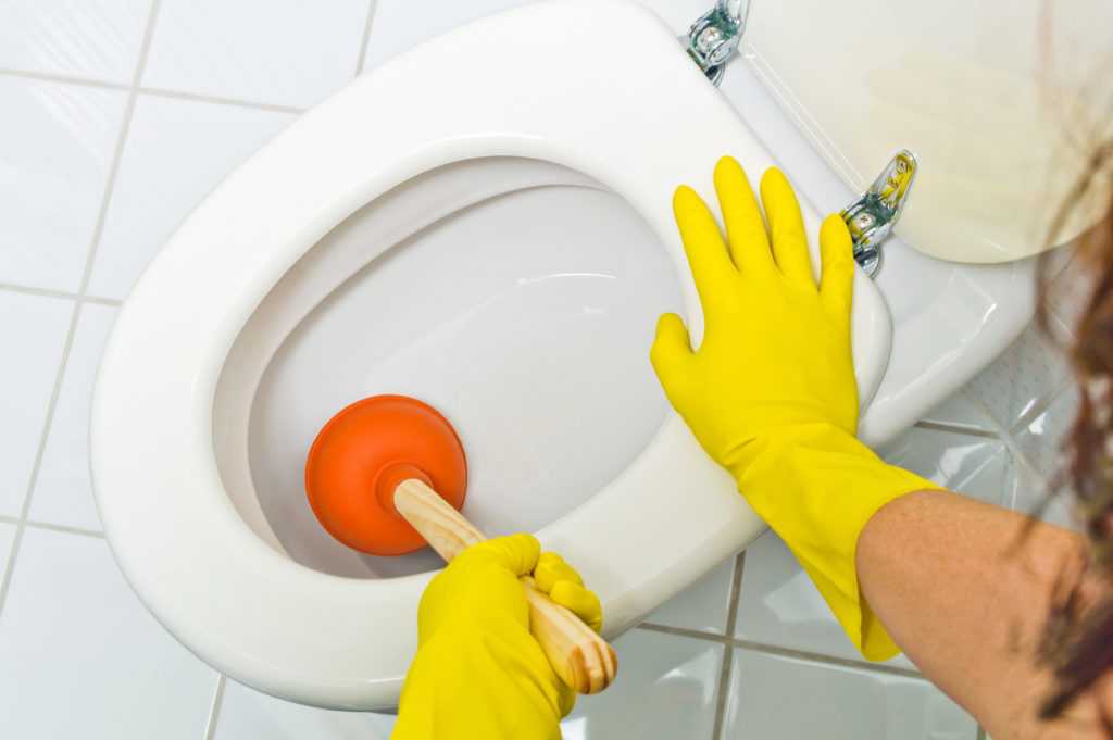 Как прочистить и устранить засор в унитазе самостоятельно в домашних условиях, чем можно пробить засор?
