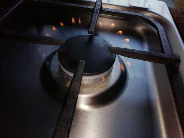 Что делать, если газовая плита пропускает газ: причины утечки и способы их устранения