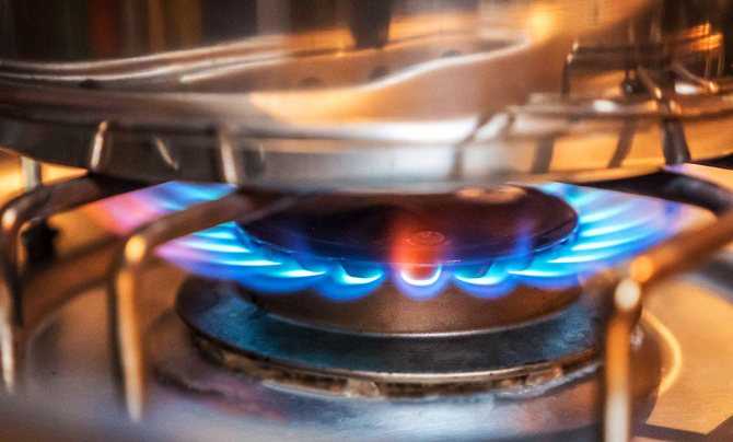 Воняет газом от плиты почему пахнет газом из духовки и от конфорок и как это устранить