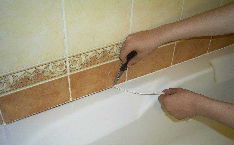 Как заделать стык между ванной и стеной: решение непростой проблемы