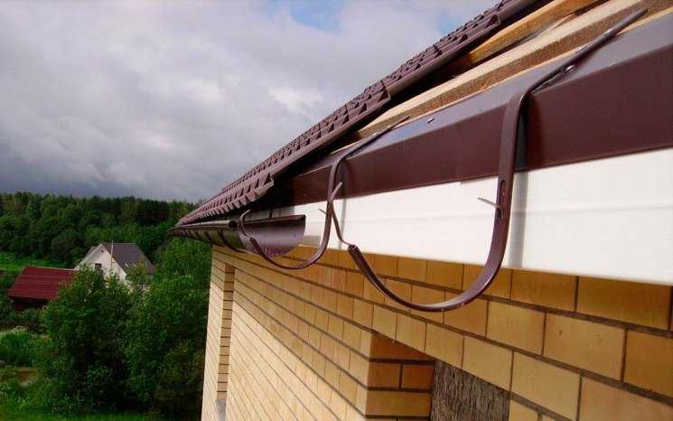 Как установить водостоки если крыша уже покрыта: возможные варианты крепления