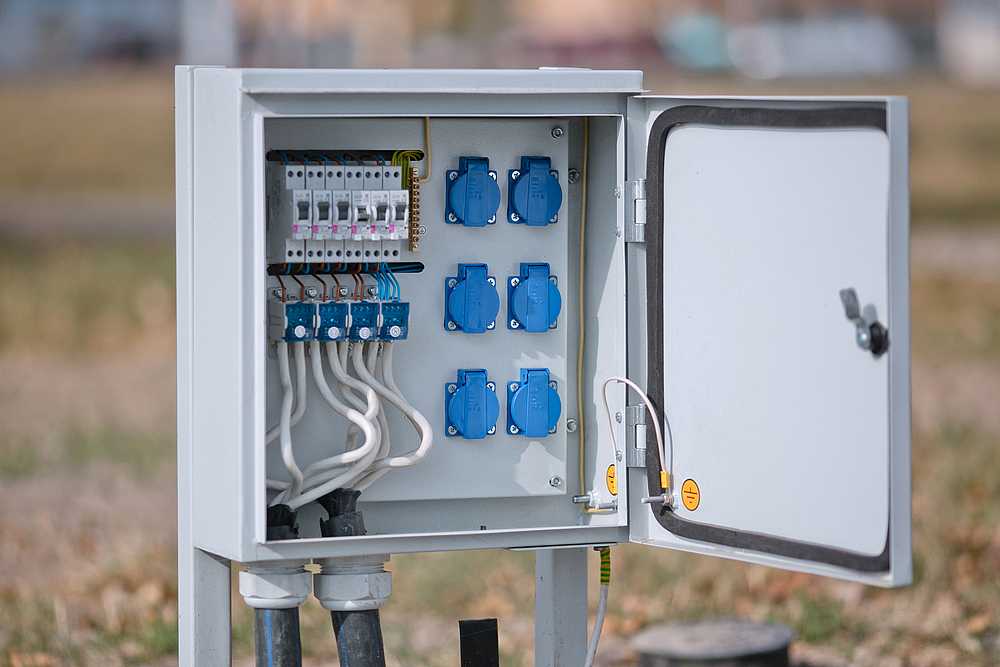 Уличный ящик для электросчетчика: требования к электрощитку + правила выбора и монтажа