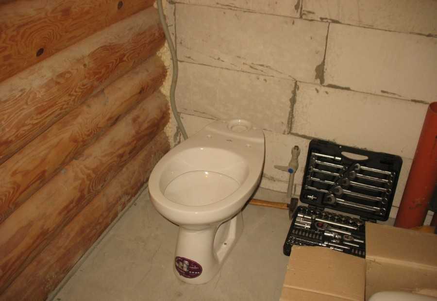 Как правильно установить унитаз в частном доме на деревянный пол своими руками, туалет с канализацией