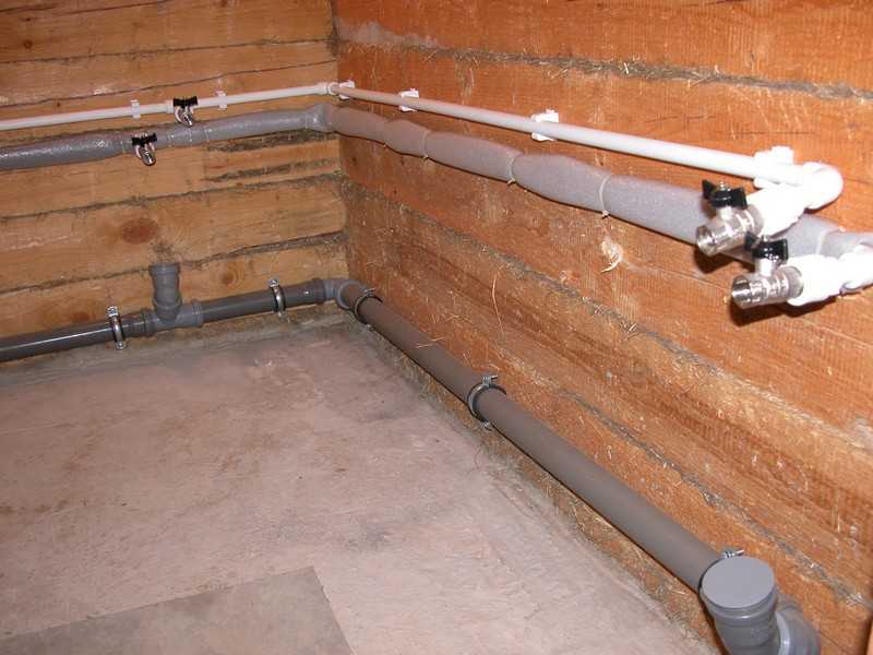 Как правильно сделать водопровод в загородном доме?