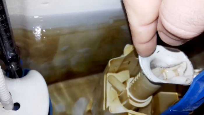 Как устранить течь в унитазе: что делать если течёт вода
