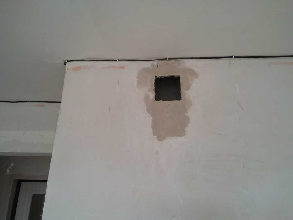 Как повесить навесные шкафы на стену с венткоробом?