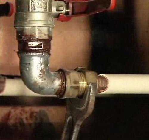 Течет вода из газового котла: что делать если потек отопительный котел