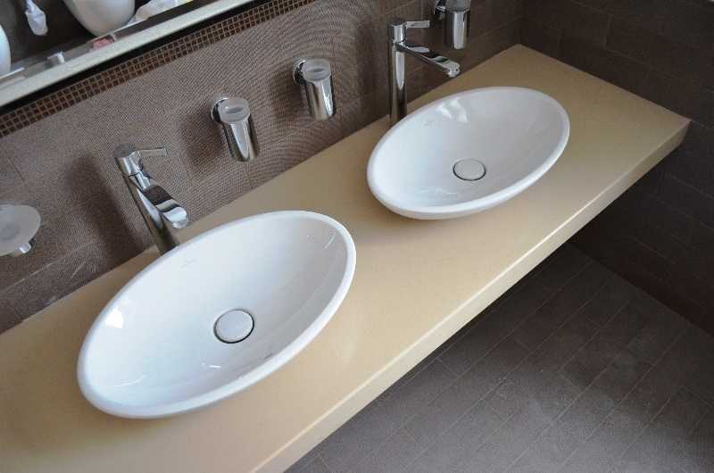 Раковина для ванны накладная на столешницу: выбор, установка