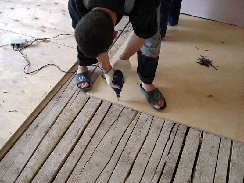 Как выровнять деревянный пол используя фанеру