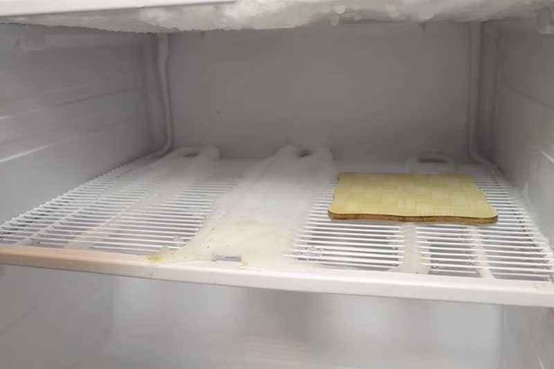 Как убрать запах из холодильника: чем помыть и почистить, чтобы вывести неприятный аромат, что положить внутрь от плохого амбрэ?