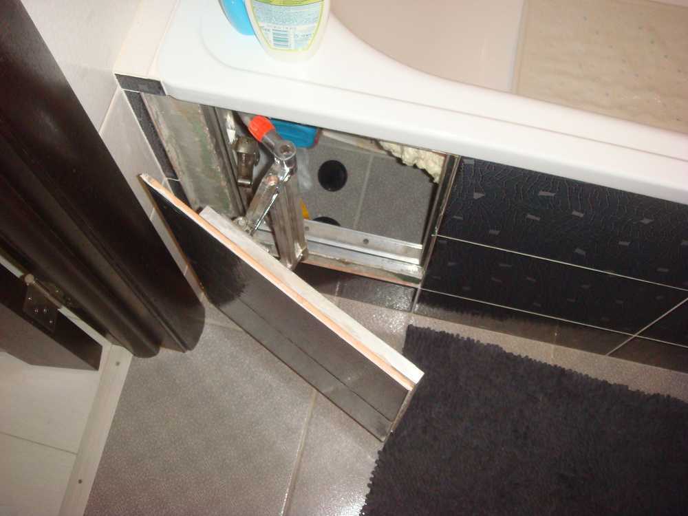Вырез в ванной. Экран под ванну с люком. Дверки под ванной. Лючок для экрана под ванну. Экран под ванну из кафеля.