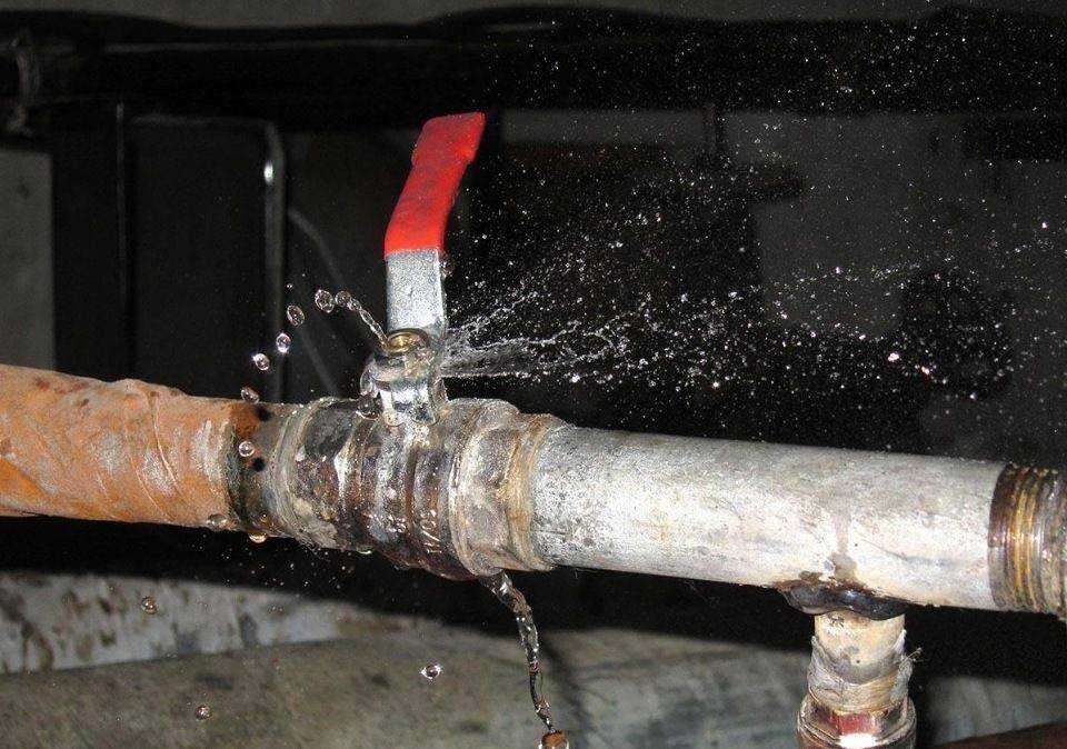 Что делать, когда в газовую трубу попала вода: способы устранения аварии