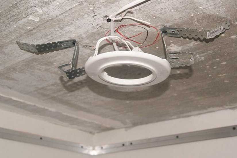 Как повесить люстру на натяжной потолок своими руками: особенности крепления светильника, порядок установки