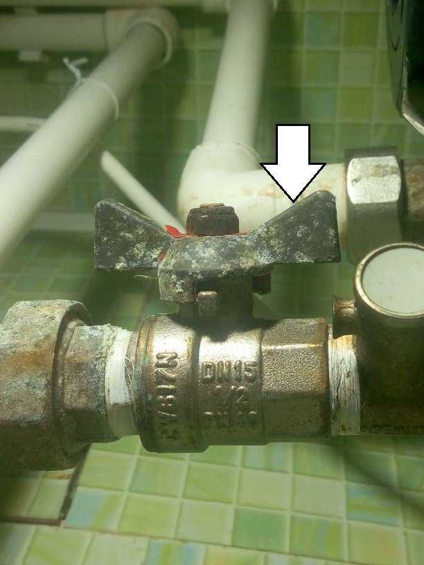 Течет вода из газового котла: что делать если потек отопительный котел