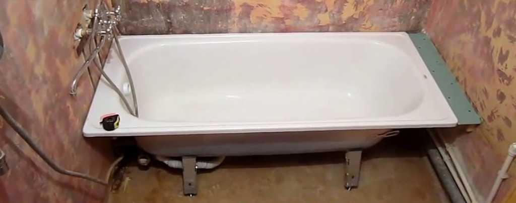 Установка чугунной ванны своими руками: как установить на ножки, на кирпичи (+ видео)