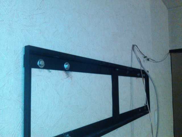 Как повесить телевизор на стену без кронштейна своими руками