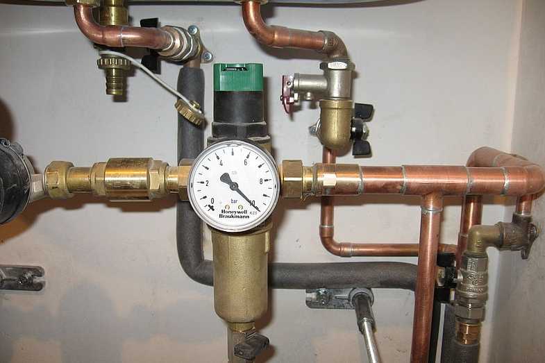 Редуктор или регулятор давления воды в системе водоснабжения для дома и квартиры