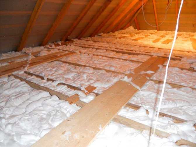 Чем утеплить потолок в доме: доступные материалы
