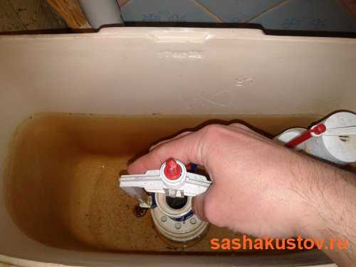 Как устранить течь в унитазе: что делать если течёт вода