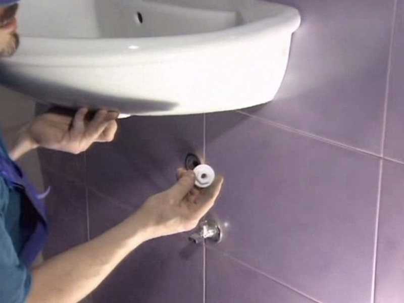Крепление раковины к стене в ванной — пошаговое видео и фото
