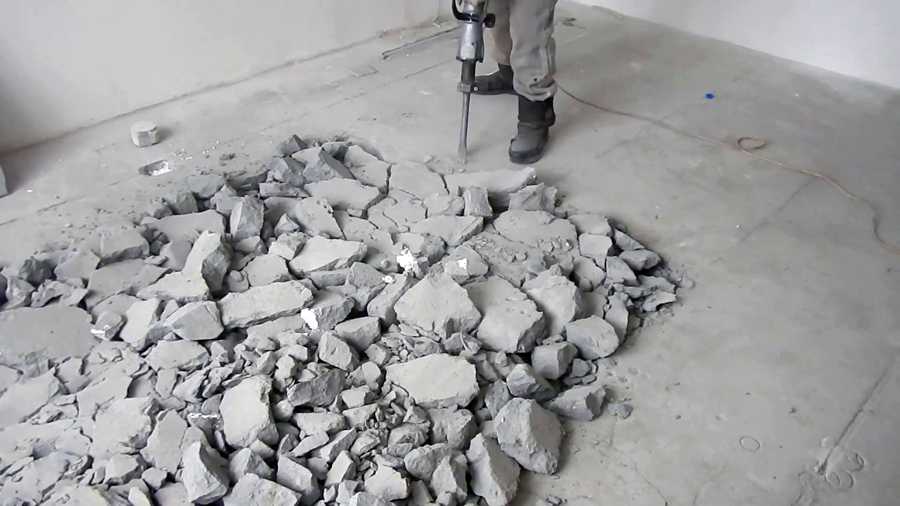 Демонтаж стяжки — снятие старой бетонной или цементной стяжки пола, как правильно снять с большой площади неровные места