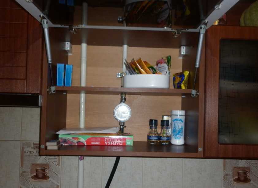 Как задекорировать или спрятать газовую трубу на кухне