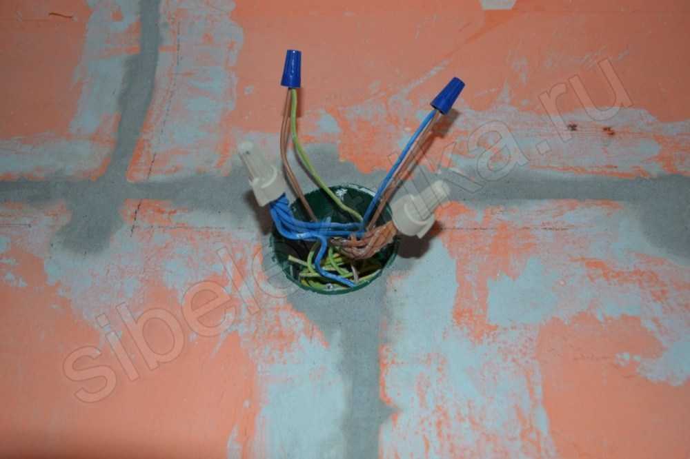 Как проложить проводку в кабель-канале и установить розетки и выключатели
