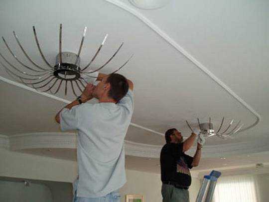 Установка светильников в натяжной потолок: правила монтажа приборов