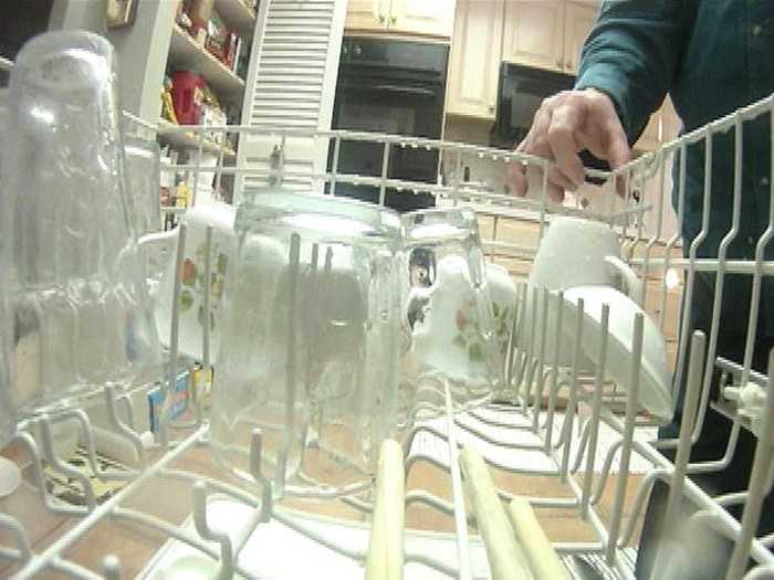 Как избавиться от налета в посудомоечной машине: проверенные средства