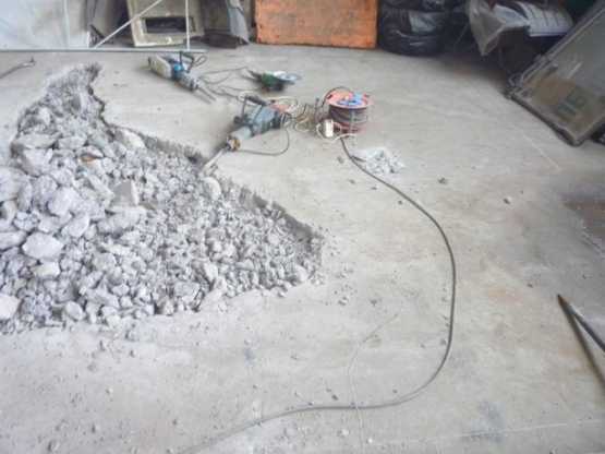Демонтаж стяжки: снятие старой бетонной или цементной стяжки пола, как правильно снять с большой площади неровные места