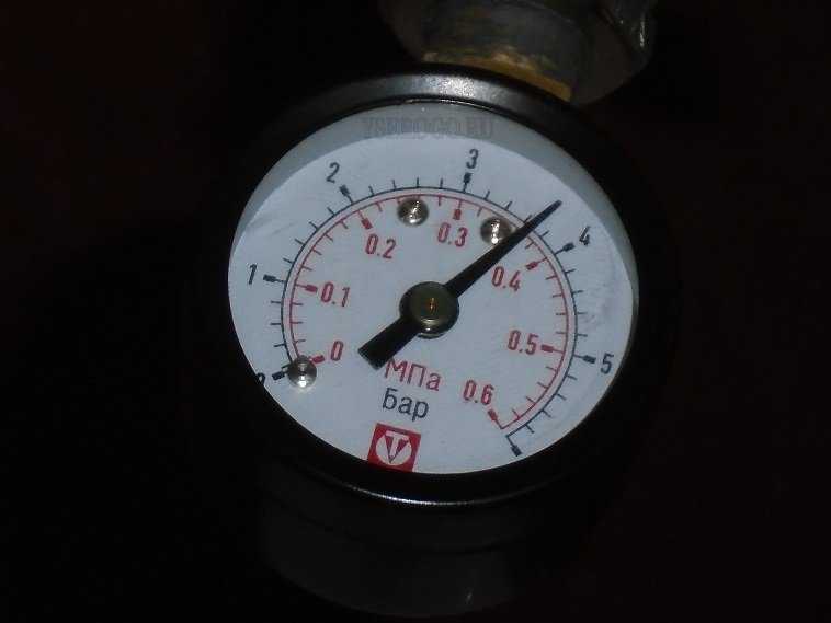 Давление горячей воды в квартире. Манометр 200 кгс/см2. Манометр для проверки давления воды в квартире. Манометр для трубопровода воды. Манометр на полипропиленовую трубу.