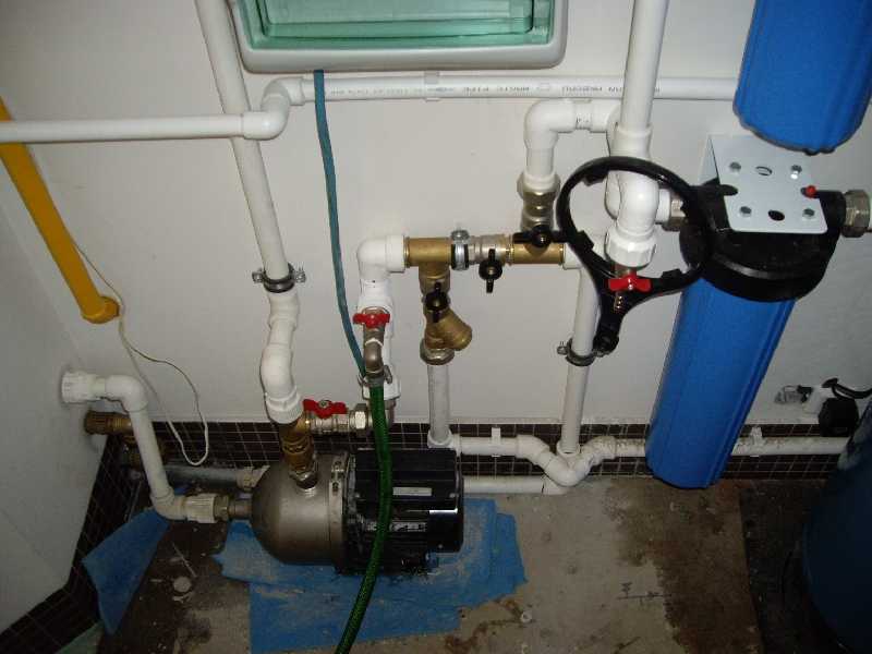 Водоснабжение загородного дома из колодца: специфика обеспечения частных домов колодезной водой