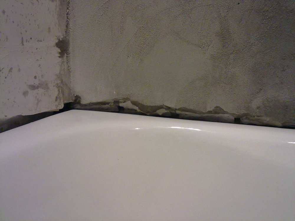 Чем можно заделать стык между ванной и стеной
