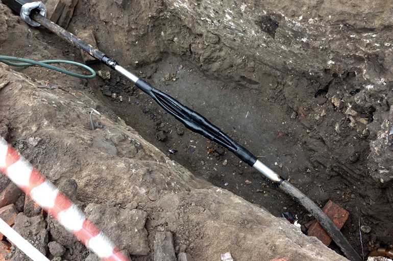Как проложить кабель под землёй на даче с соблюдением всех правил и нормативов