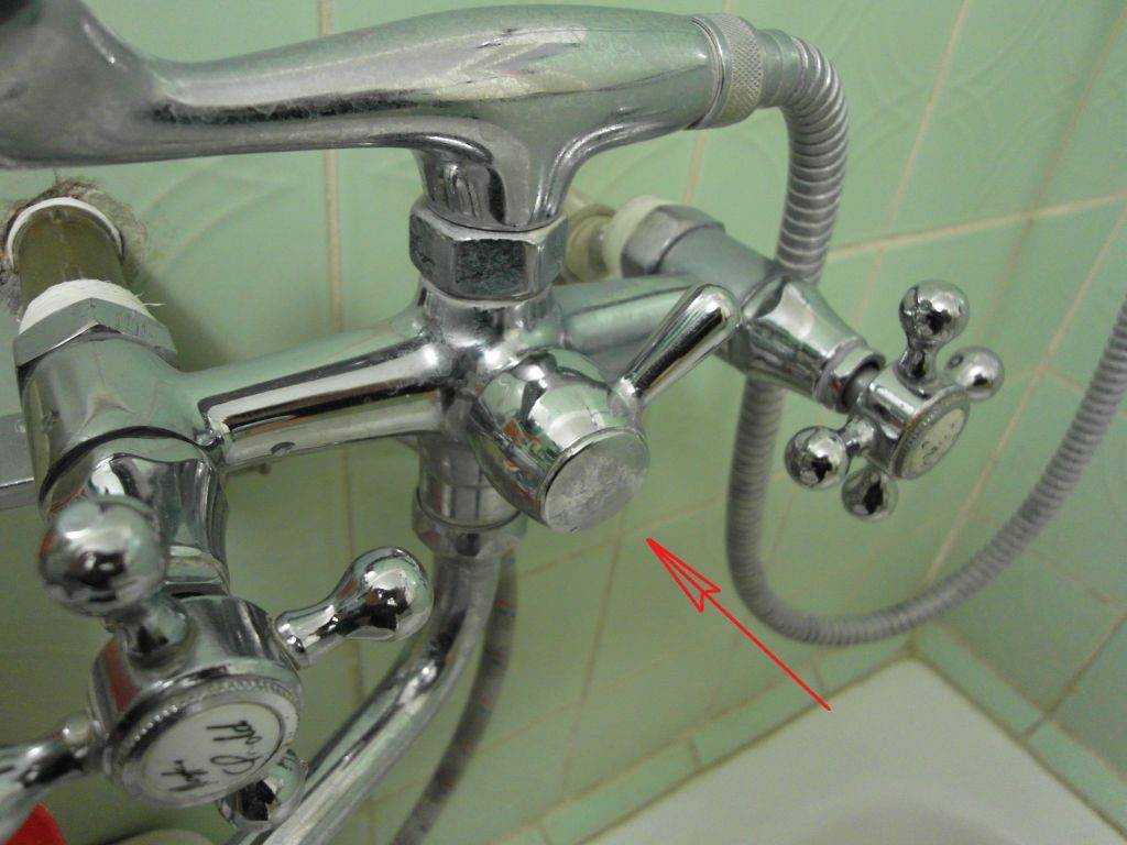 Как устранить течь из крана на кухне и ванной своими руками: как починить рычажную и вентильную конструкции