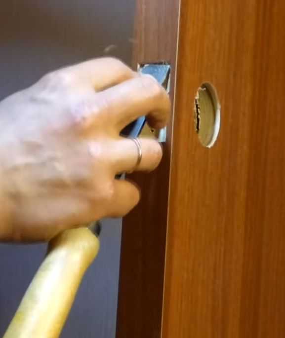 Как поставить защелку на межкомнатную дверь
