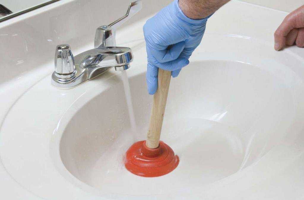Как устранить засор в трубах в домашних условиях: обзор лучших средств и методов прочистки