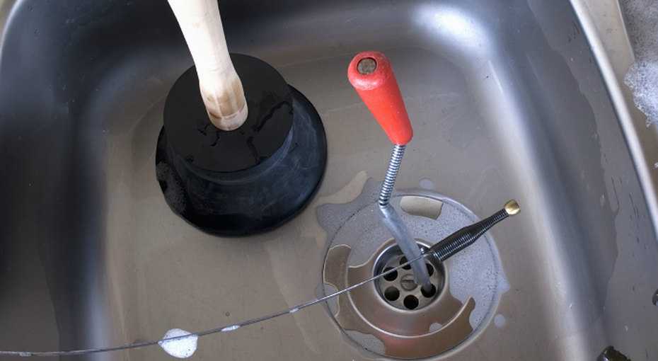 Засорилась раковина на кухне и не уходит вода: что делать в домашних условиях