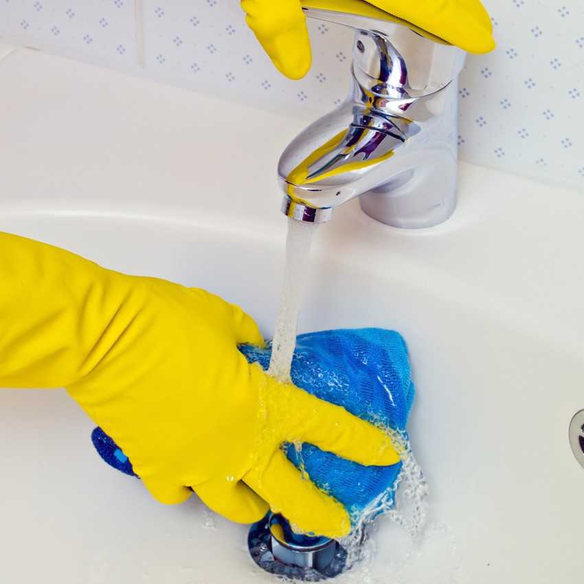Хозяйкам на заметку: как очистить чугунную ванну добела и не повредить покрытие