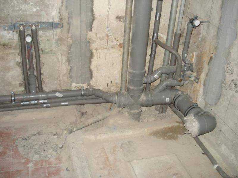Как закрыть трубы в туалете: как лучше спрятать и скрыть трубопровод