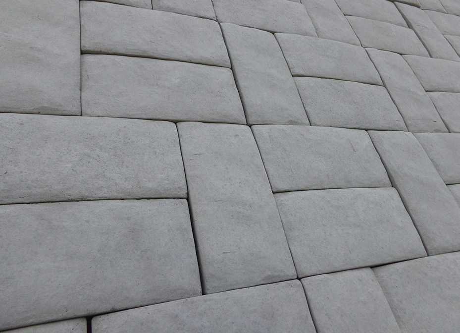 Тротуарная брусчатка – особенности бетонной, клинкерной, каменной и резиновой, как выбрать, схемы укладки